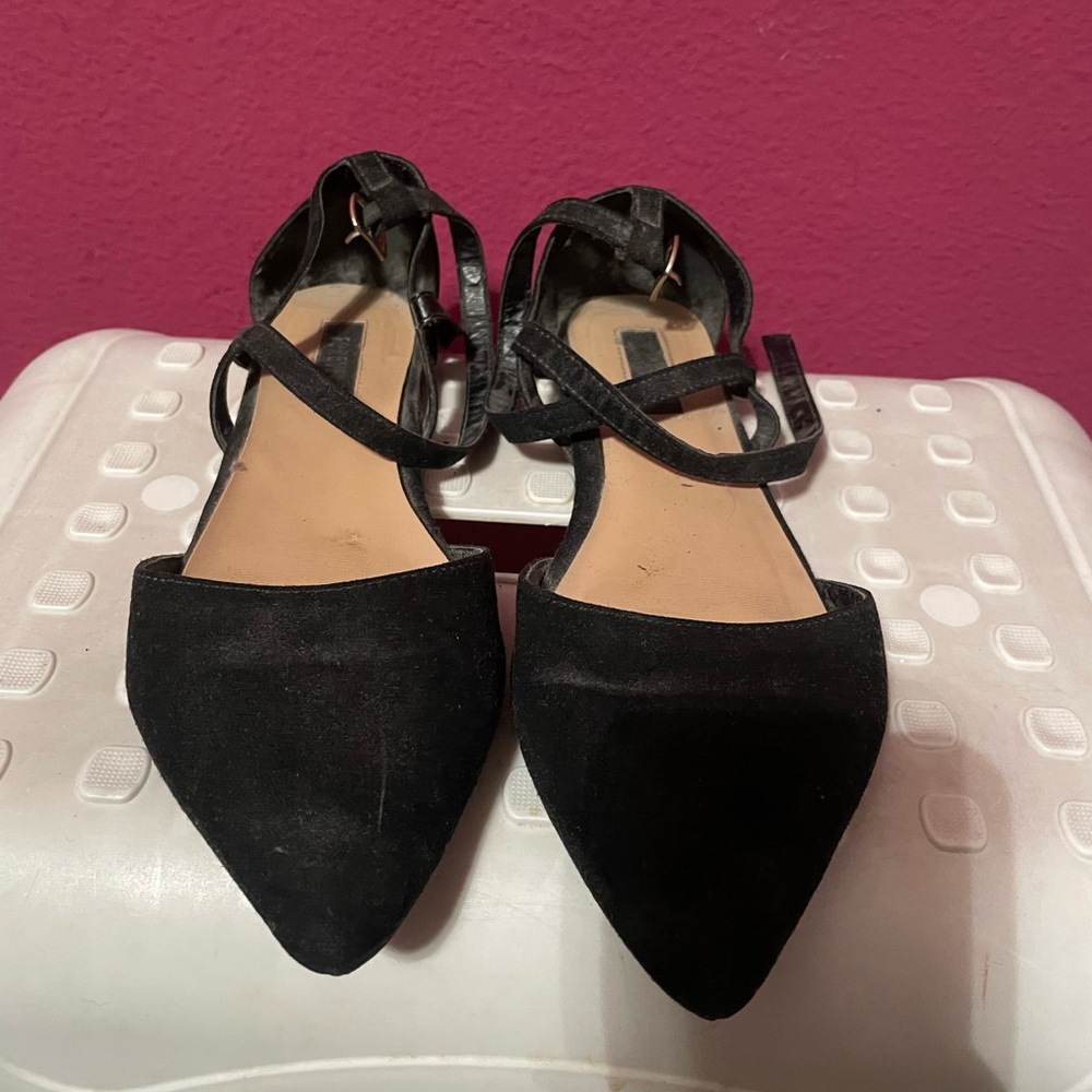 Elegant Black Flats with Criss-Cross Ankle Straps